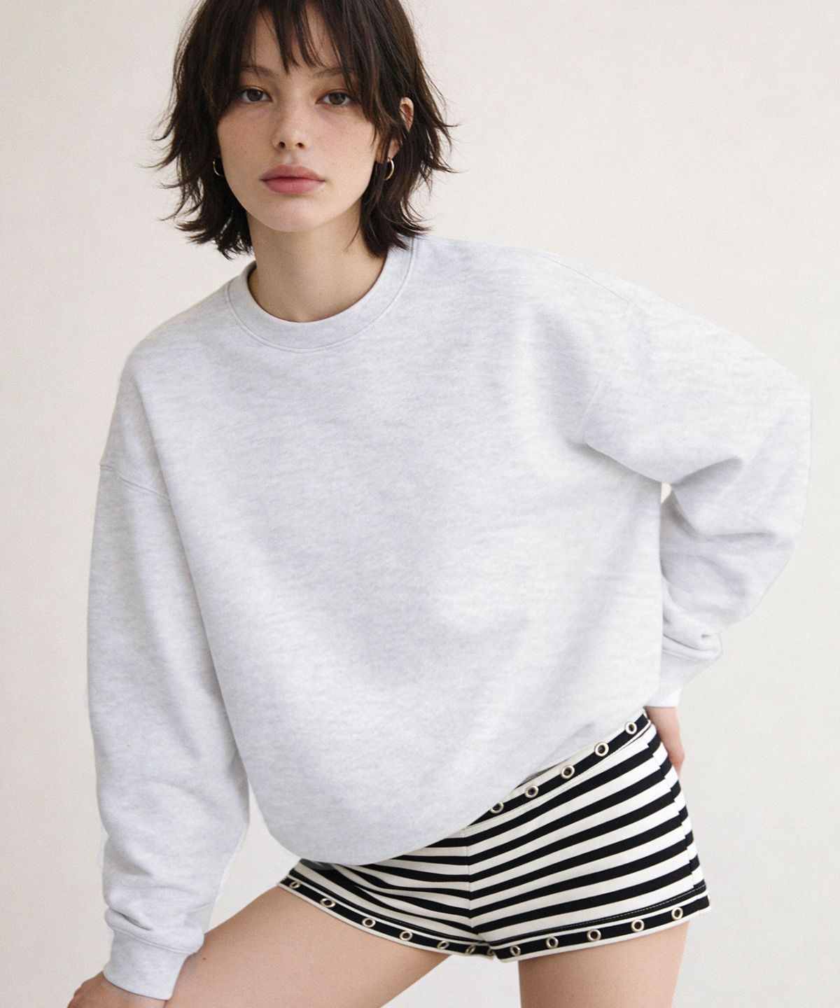 랜덤오프(RANDOMOFF) [Unisex] BASIC LINE OVER FIT SWEATSHIRT (4color)