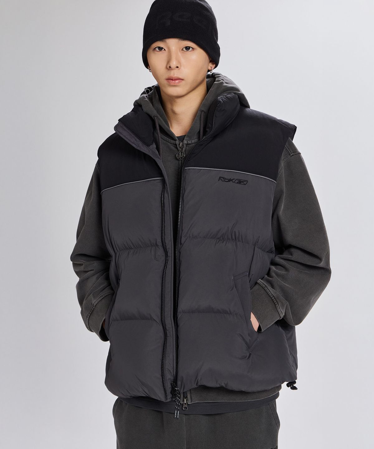 리복(REEBOK) 프리미어 볼패딩 베스트 - 다크 그레이
