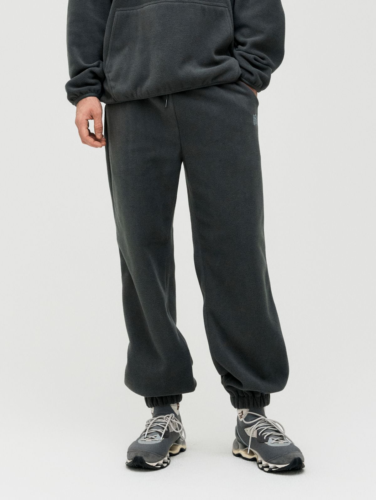 골스튜디오(GOALSTUDIO) ESSENTIAL MICROFLEECE JOGGER-CHARCOAL