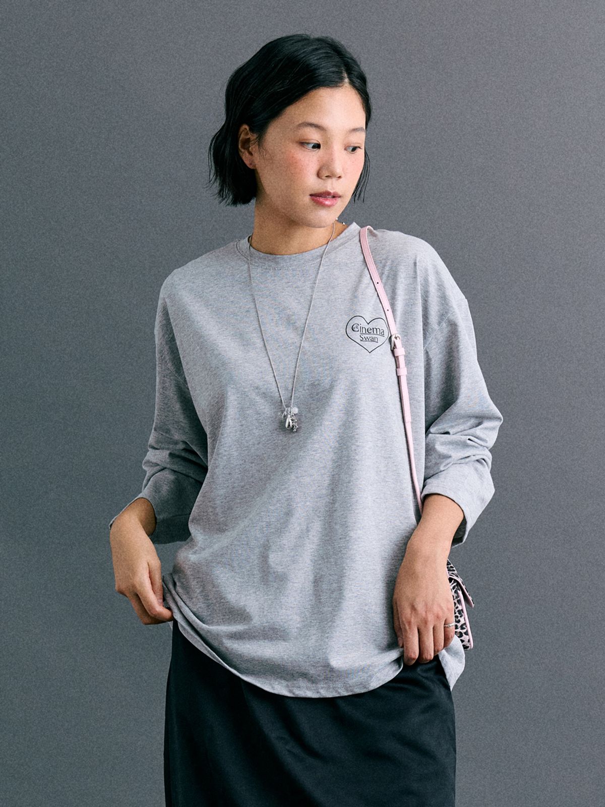 모어쥬드(MOREJUDE) Cinema Swan Heart Tee 2color