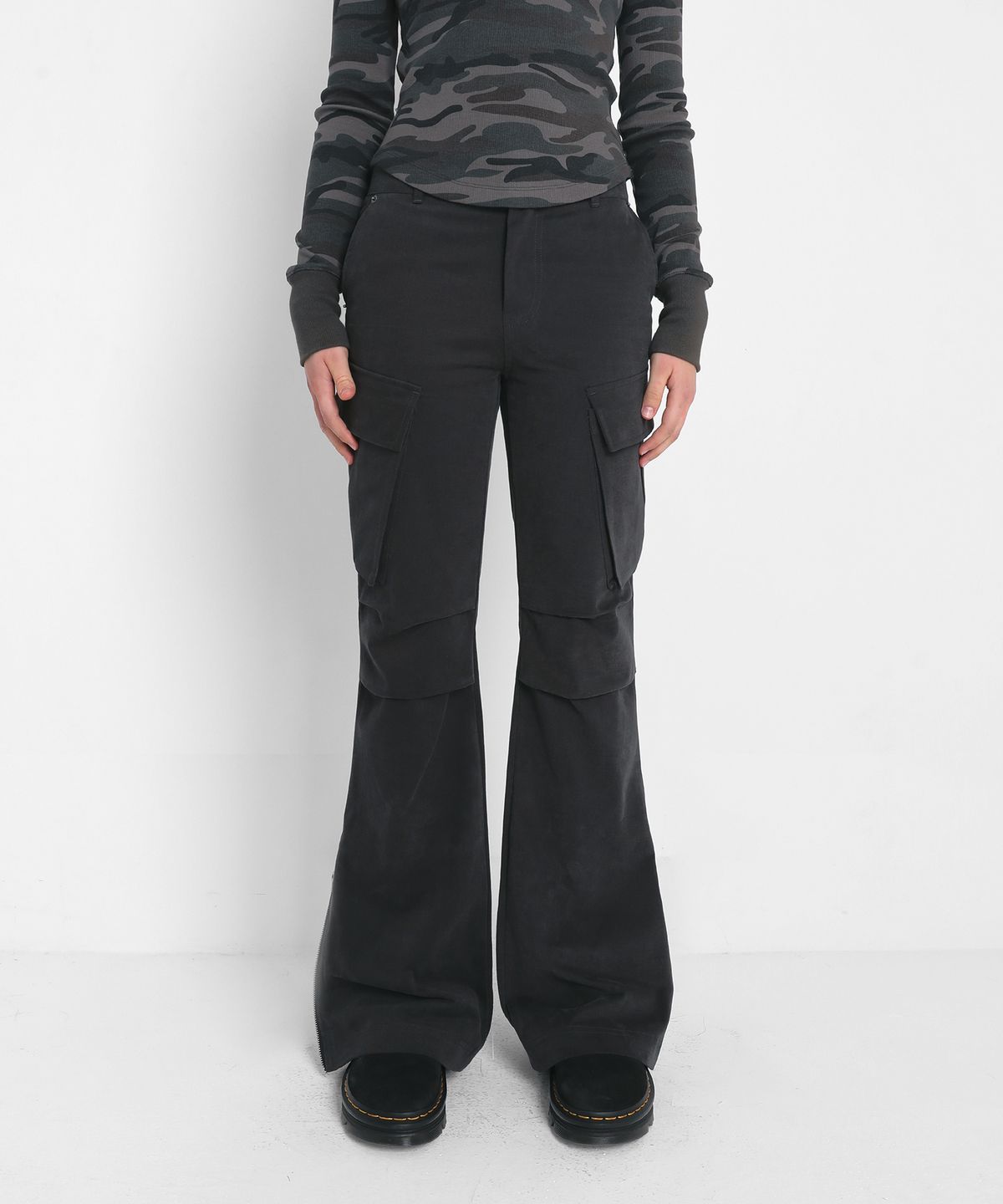샌드릭(SANDRIC) BOOTCUT CARGO PANTS_CHARCOAL