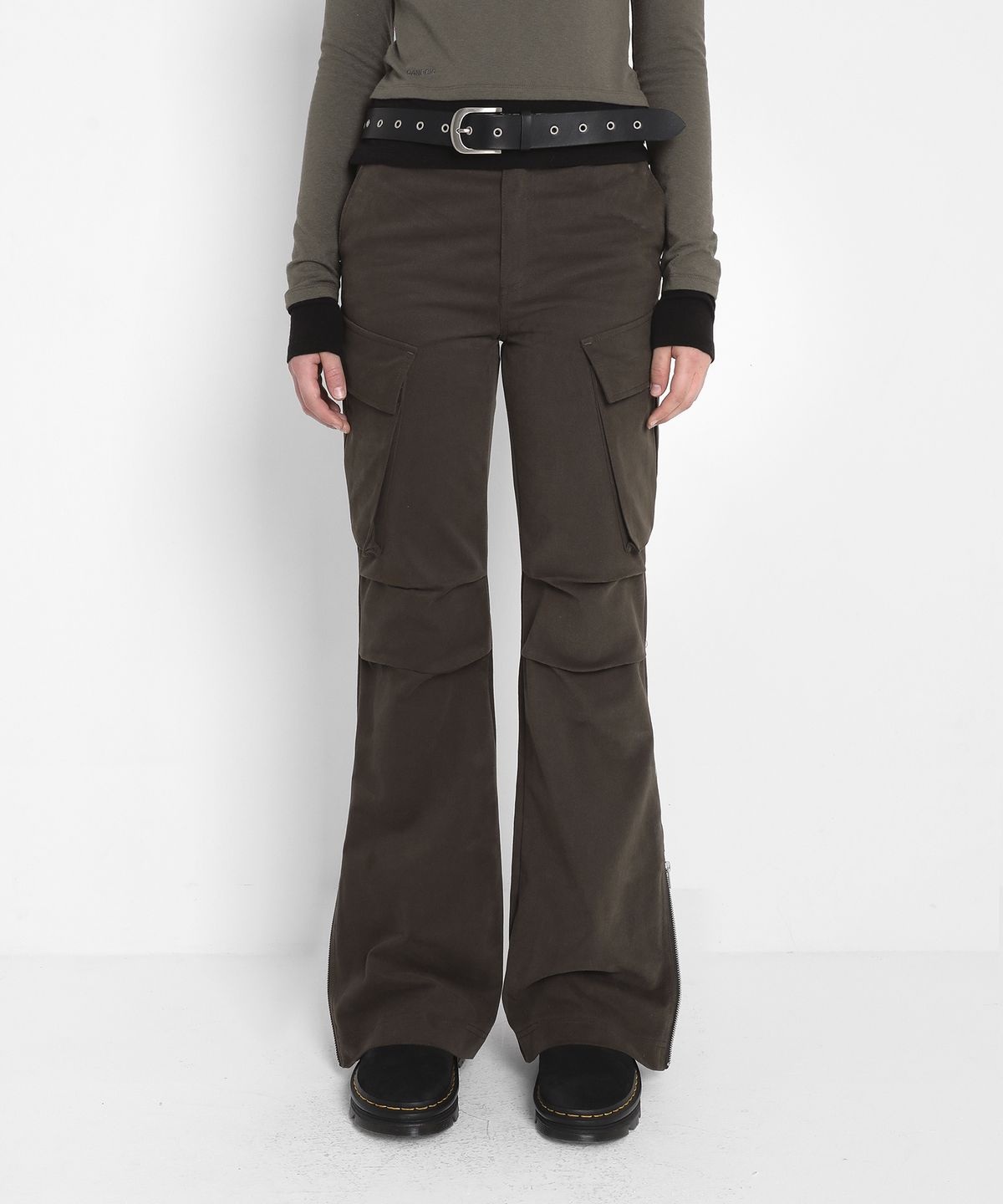 샌드릭(SANDRIC) BOOTCUT CARGO PANTS_BROWN