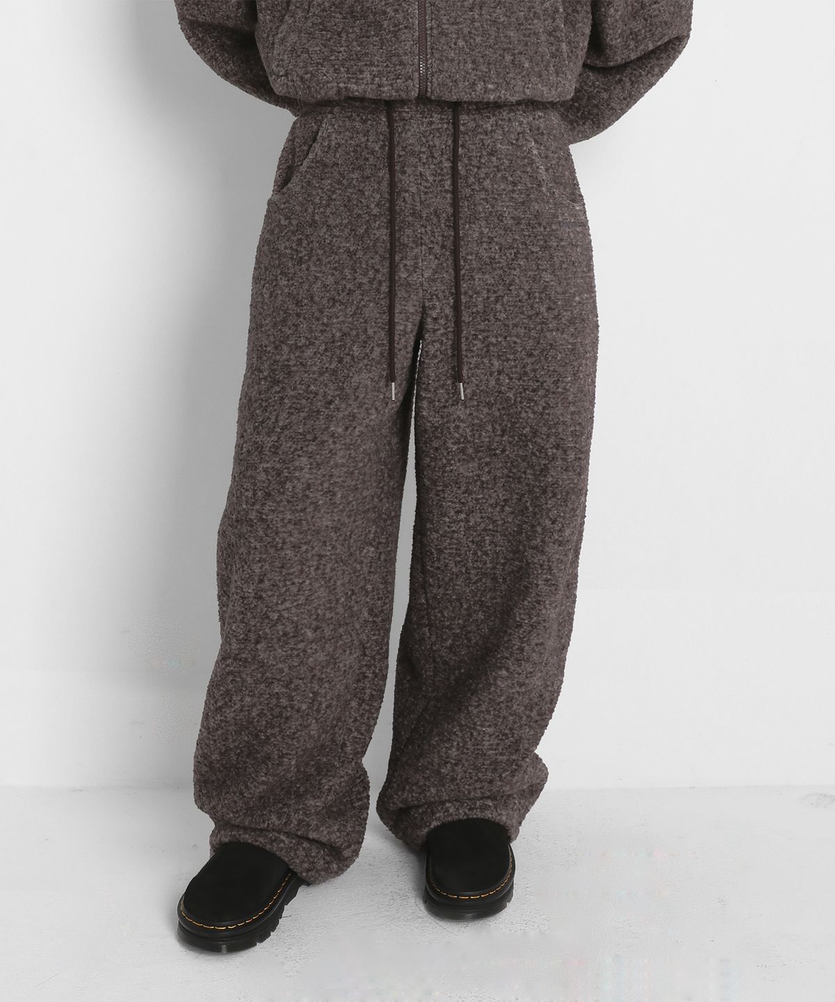 샌드릭(SANDRIC) FLEECE OVERFIT SWEATPANTS_RED BROWN