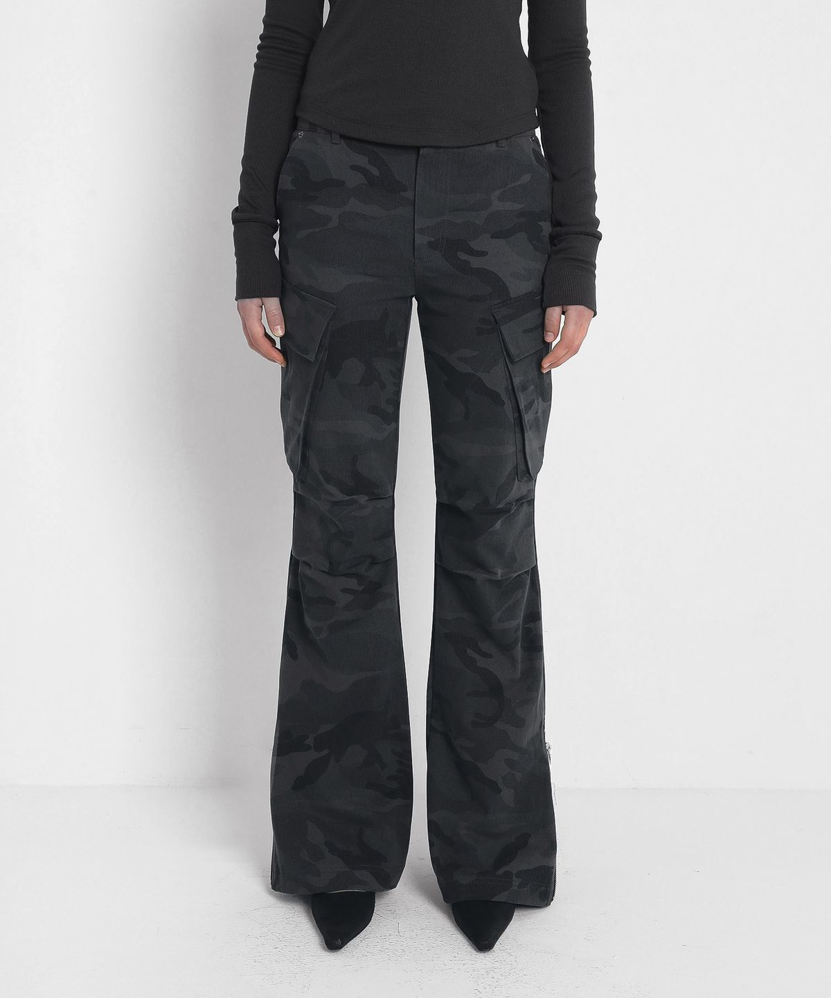 샌드릭(SANDRIC) BOOTCUT CAMO CARGO PANTS_CHARCOAL
