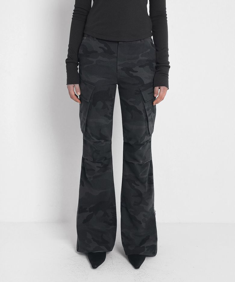 [설쁘 PICK] BOOTCUT CAMO CARGO PANTS_CHARCOAL