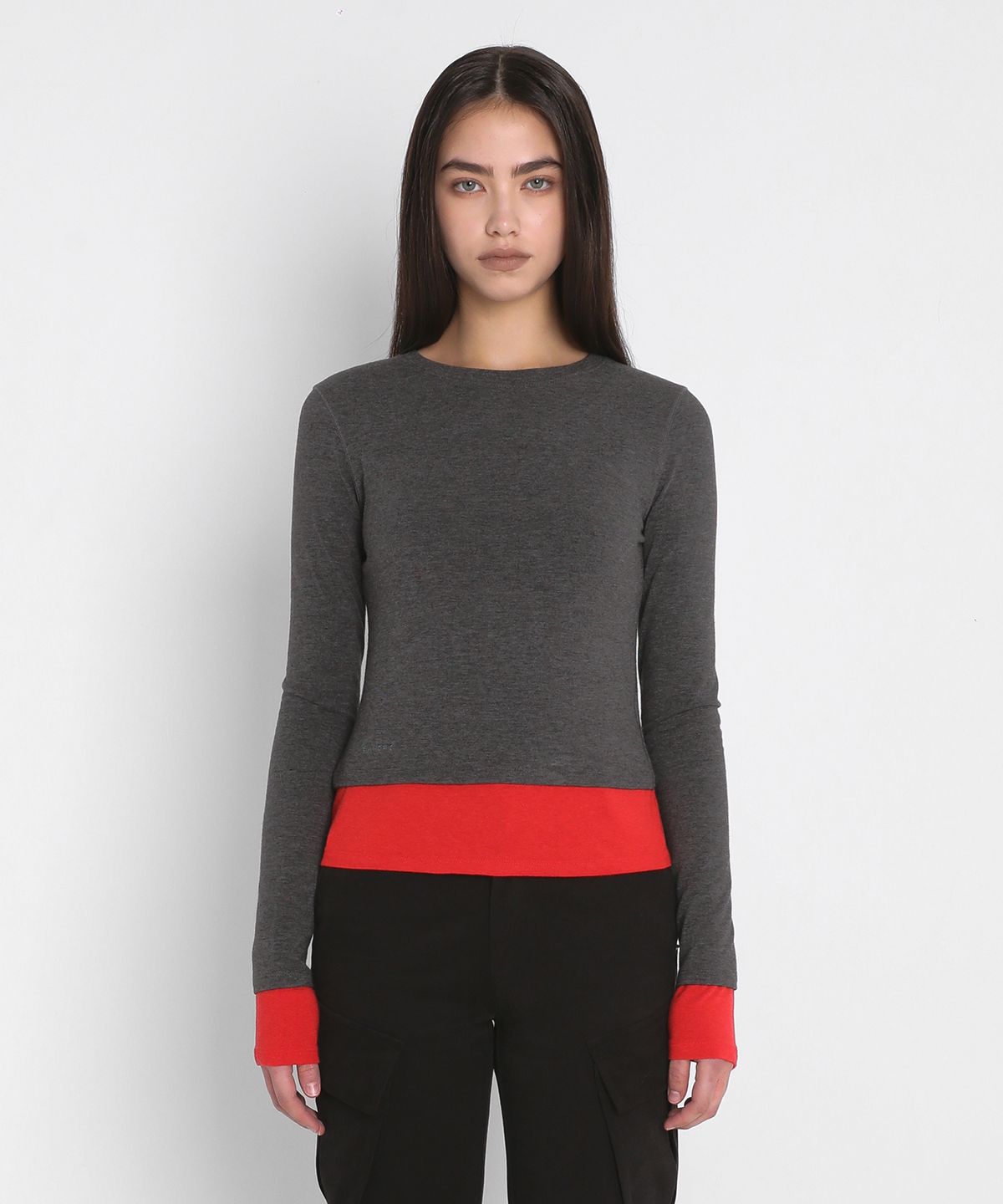 샌드릭(SANDRIC) BASIC CONTRAST T-SHIRT_CHARCOAL / RED