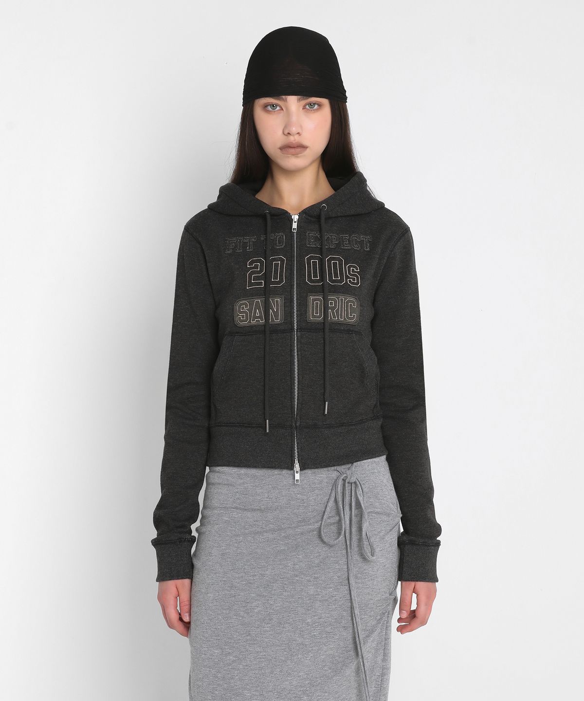 샌드릭(SANDRIC) BRUSHED PATCH HOODED ZIP UP_CHARCOAL