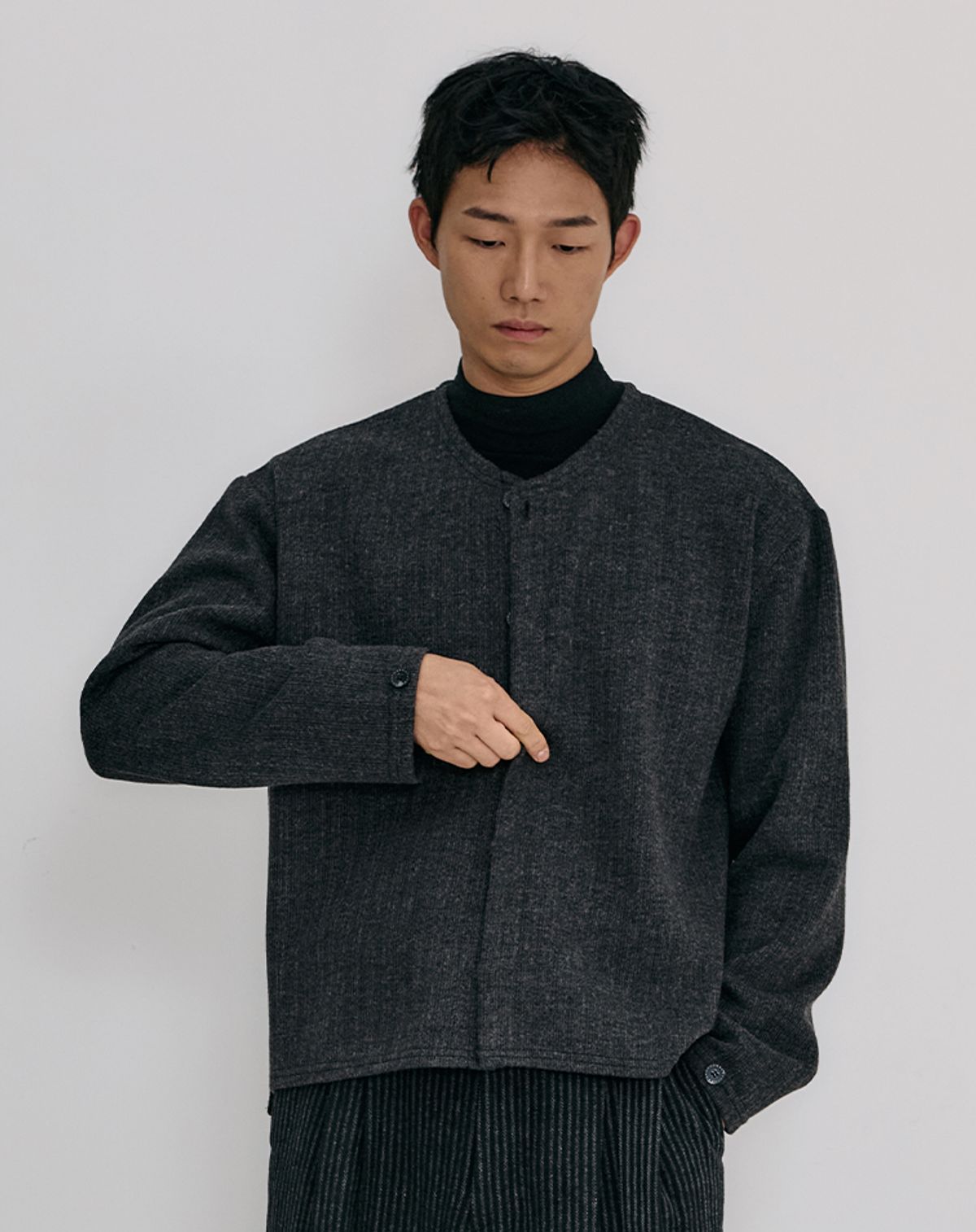 무건(MUGON) 리브 크롭 원버튼 가디건 _ 블랙
