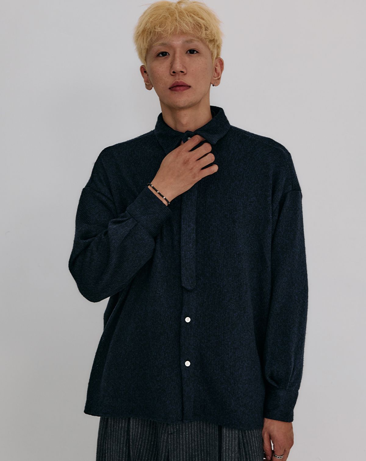 무건(MUGON) 소프트 웨이브 니트 타이 셔츠  _ 네이비