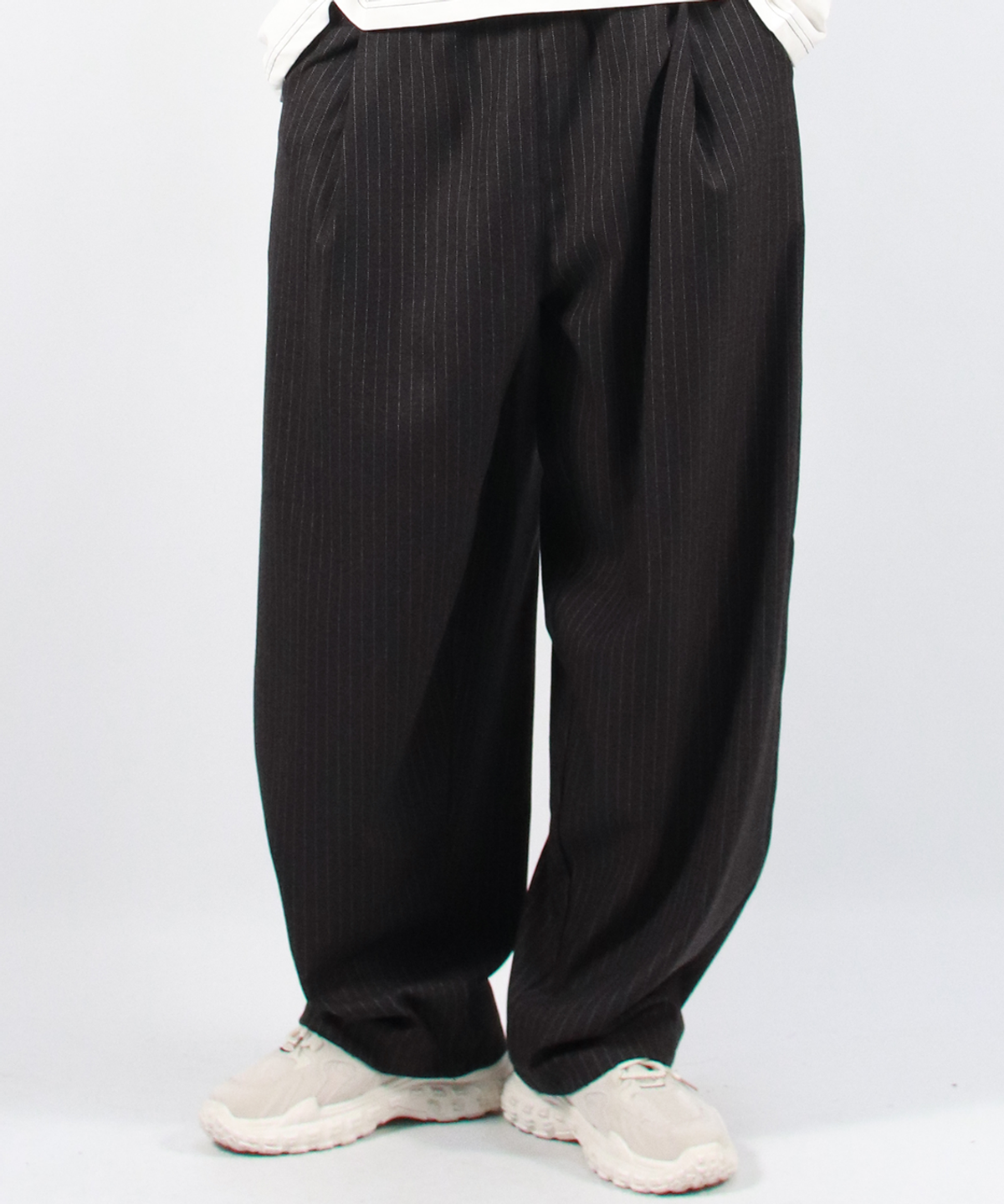 드마크(DEMARC) M STRIPE CHICANO WIDE ONE-TUCK PANTS - deep charcoal