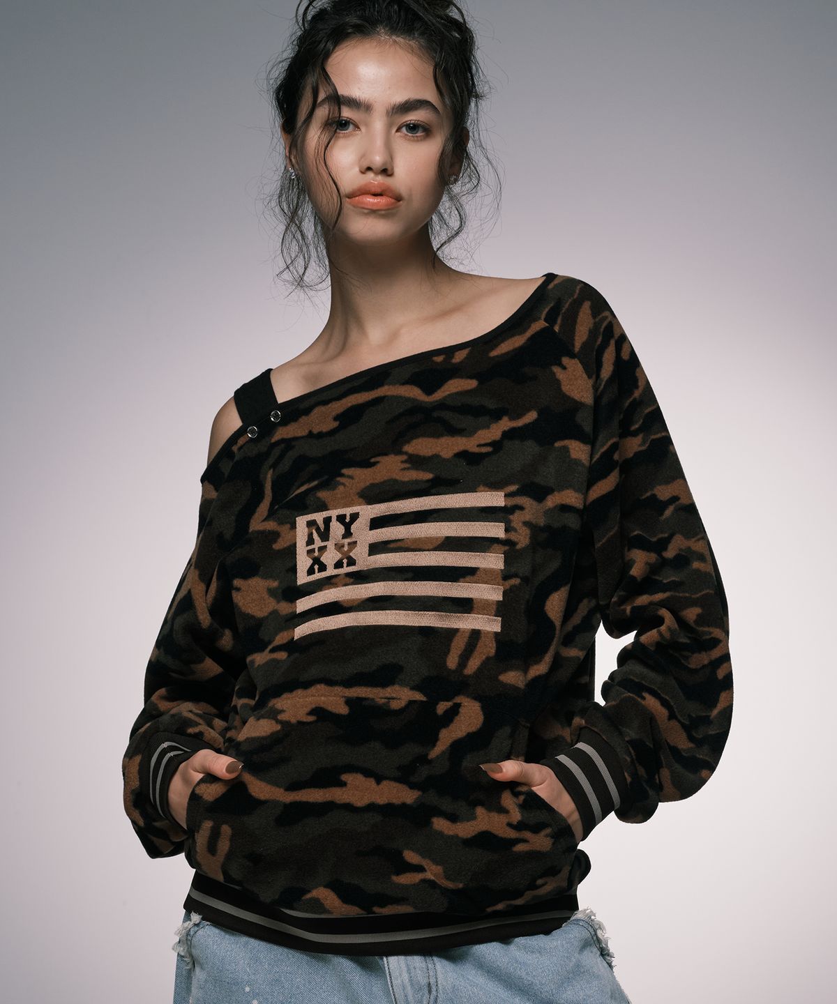 엔와이엑스엑스(NYXX) NYX FLUFFY OFF SHOULDER KHAKI