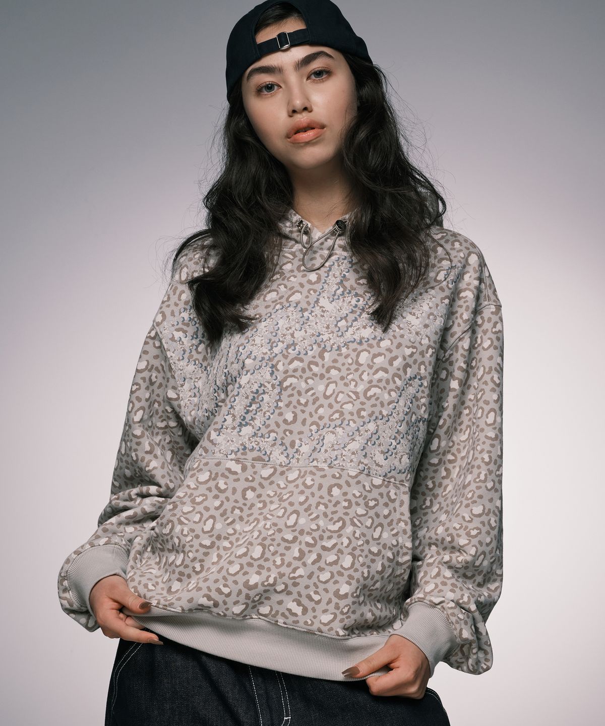 엔와이엑스엑스(NYXX) SMOKIN BADDIE HOODIE BEIGE