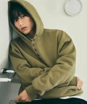 스너그 버튼 헨리넥 후드티_KHAKI(W25-TP47)