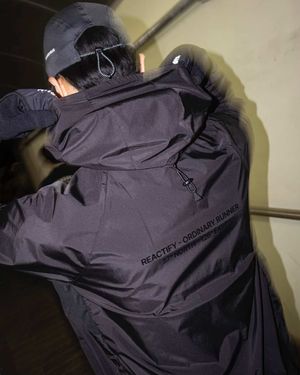 Men’s Light On Windbreaker