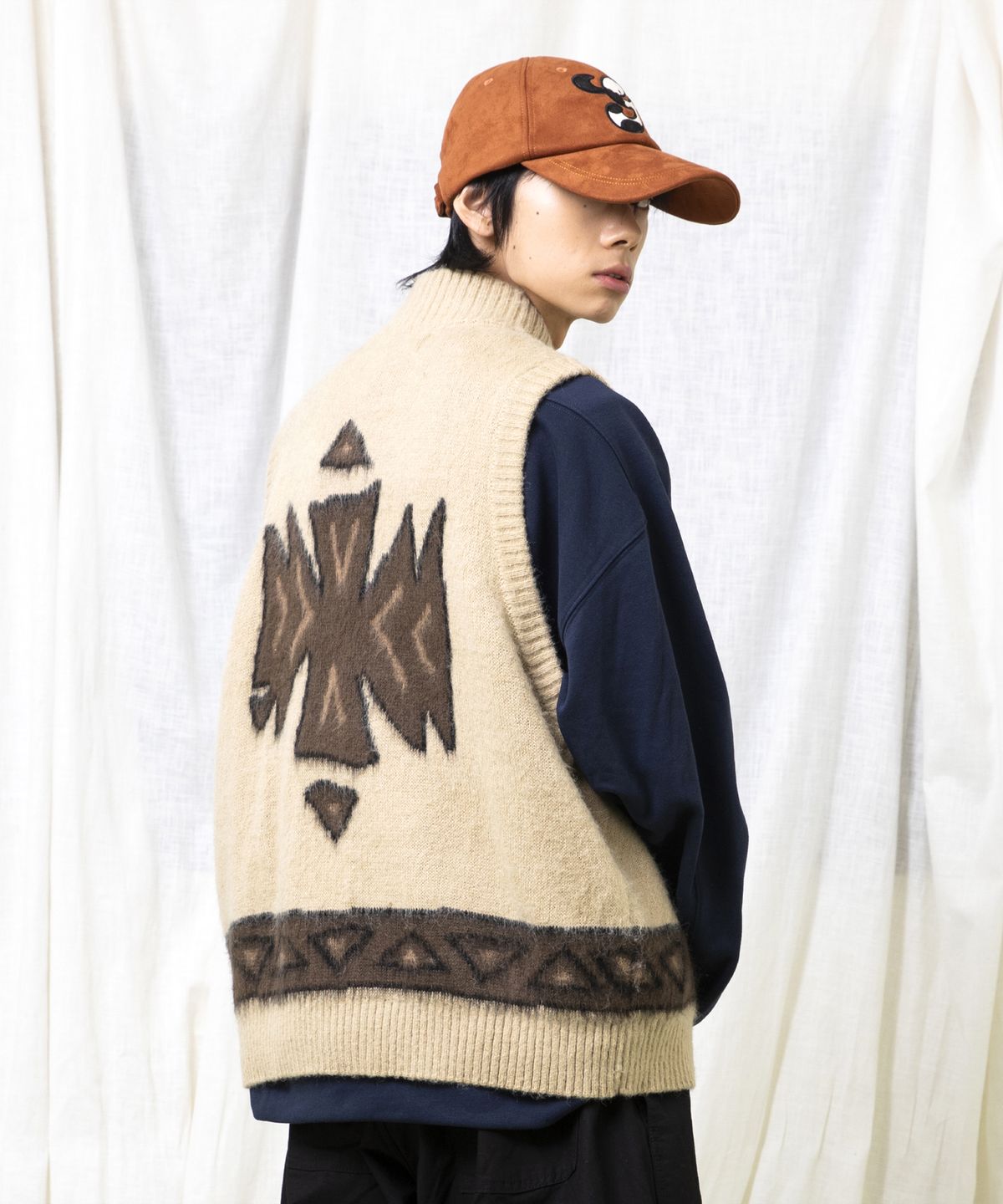 글랙(GLACK) GNT065 어글리 나바호 집업 니트 베스트 (BEIGE)