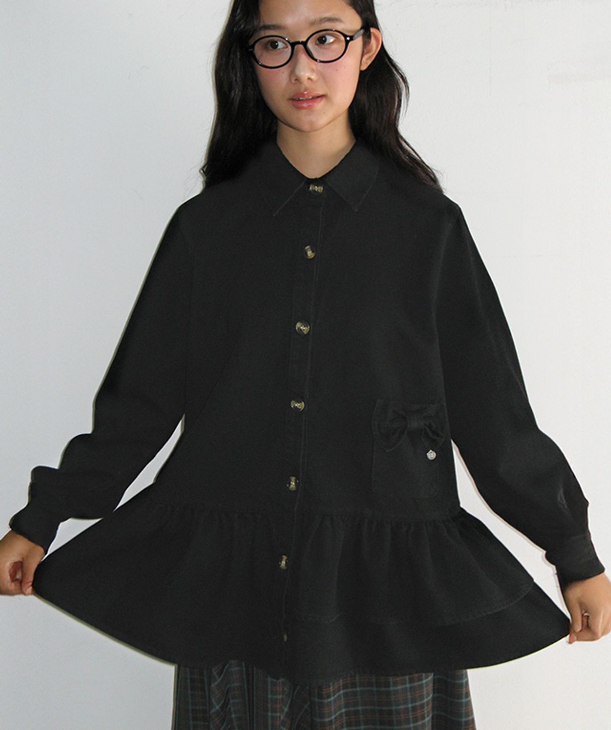론론(RONRON) RIBBON POCKET FRILL DENIM SHIRT BLACK