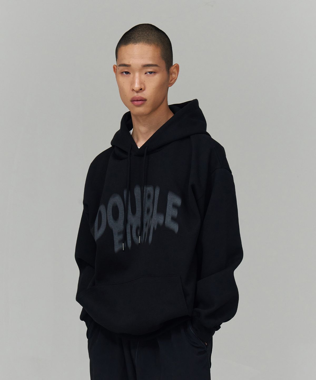 더블에잇(DOUBLE EIGHT) 스프레이 로고 후드 (블랙)