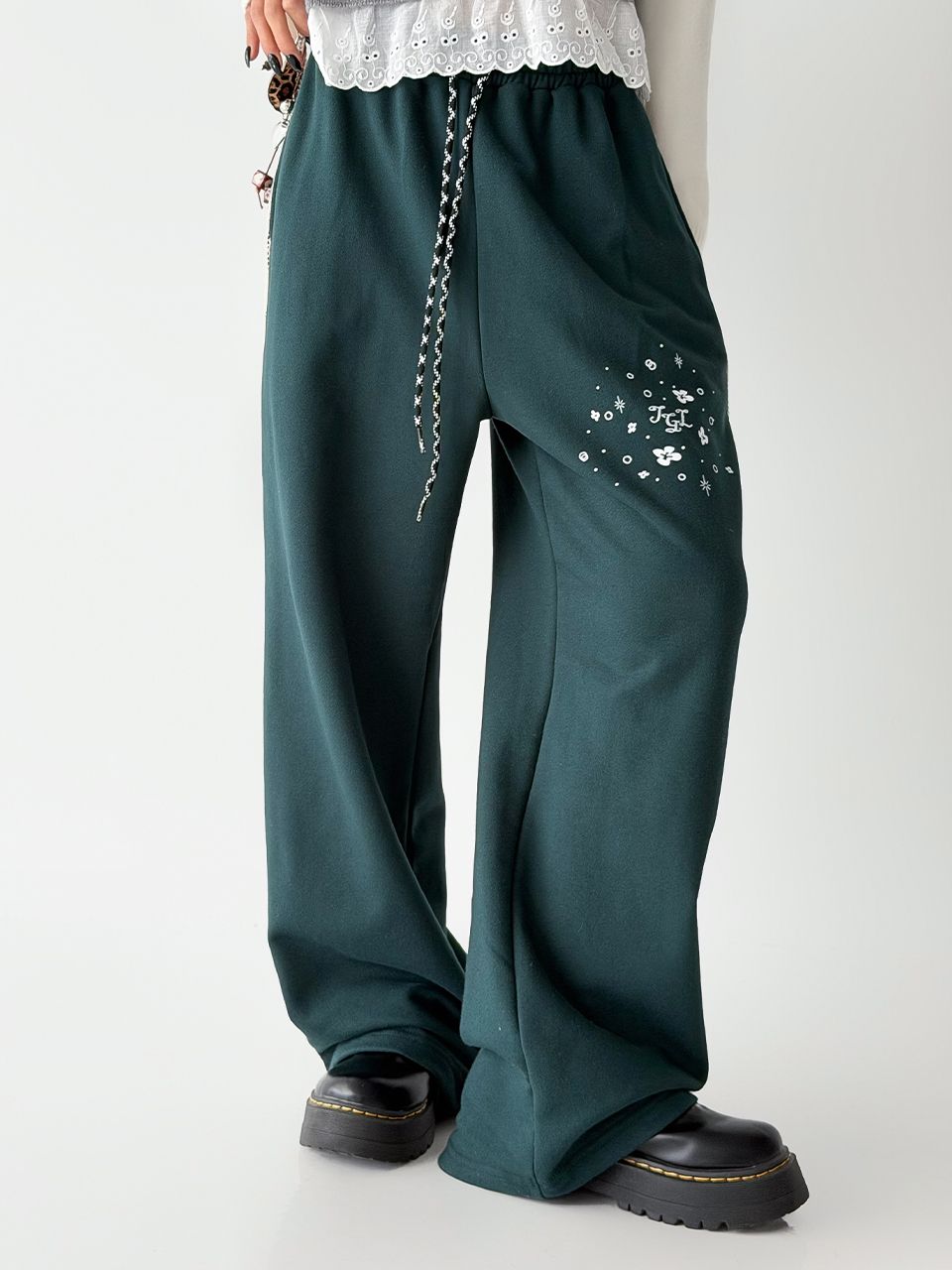 [YOUHEEXOTZ] STAR PATTERN LAYERED BANDING TRACK PANTS_GREY source detail 76
