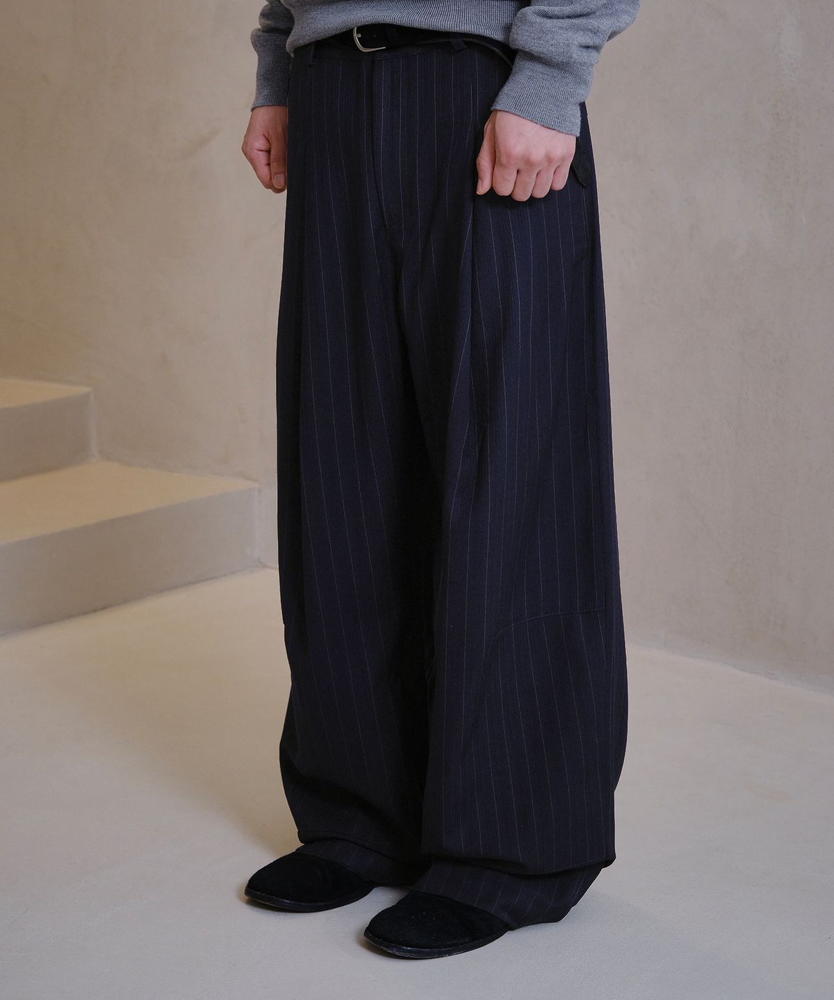 다이브인(DIVEIN) LOOSED STRIPE TROUSERS (NAVY)