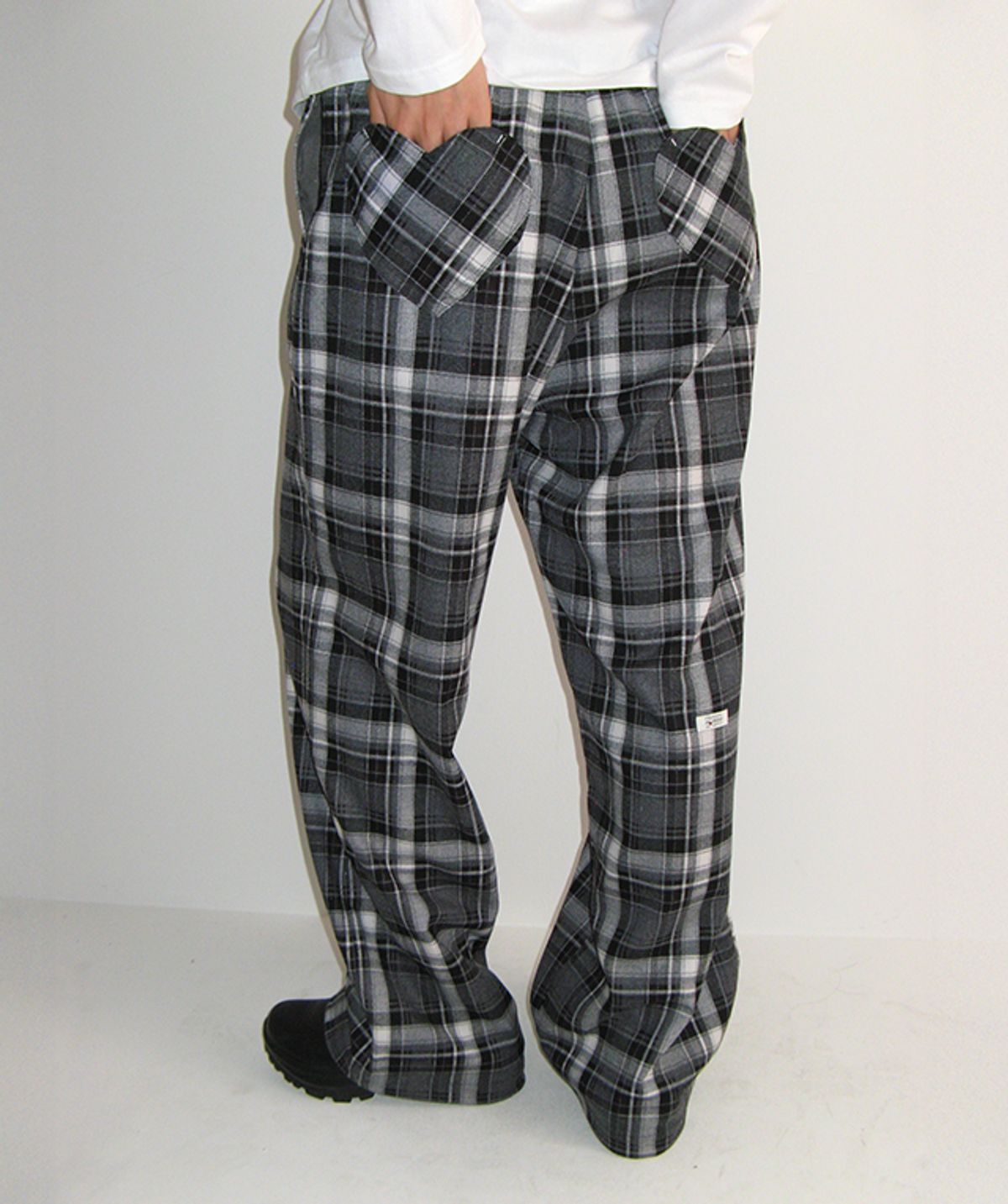 론론(RONRON) BACK HEART POCKET CHECK PANTS BLACK