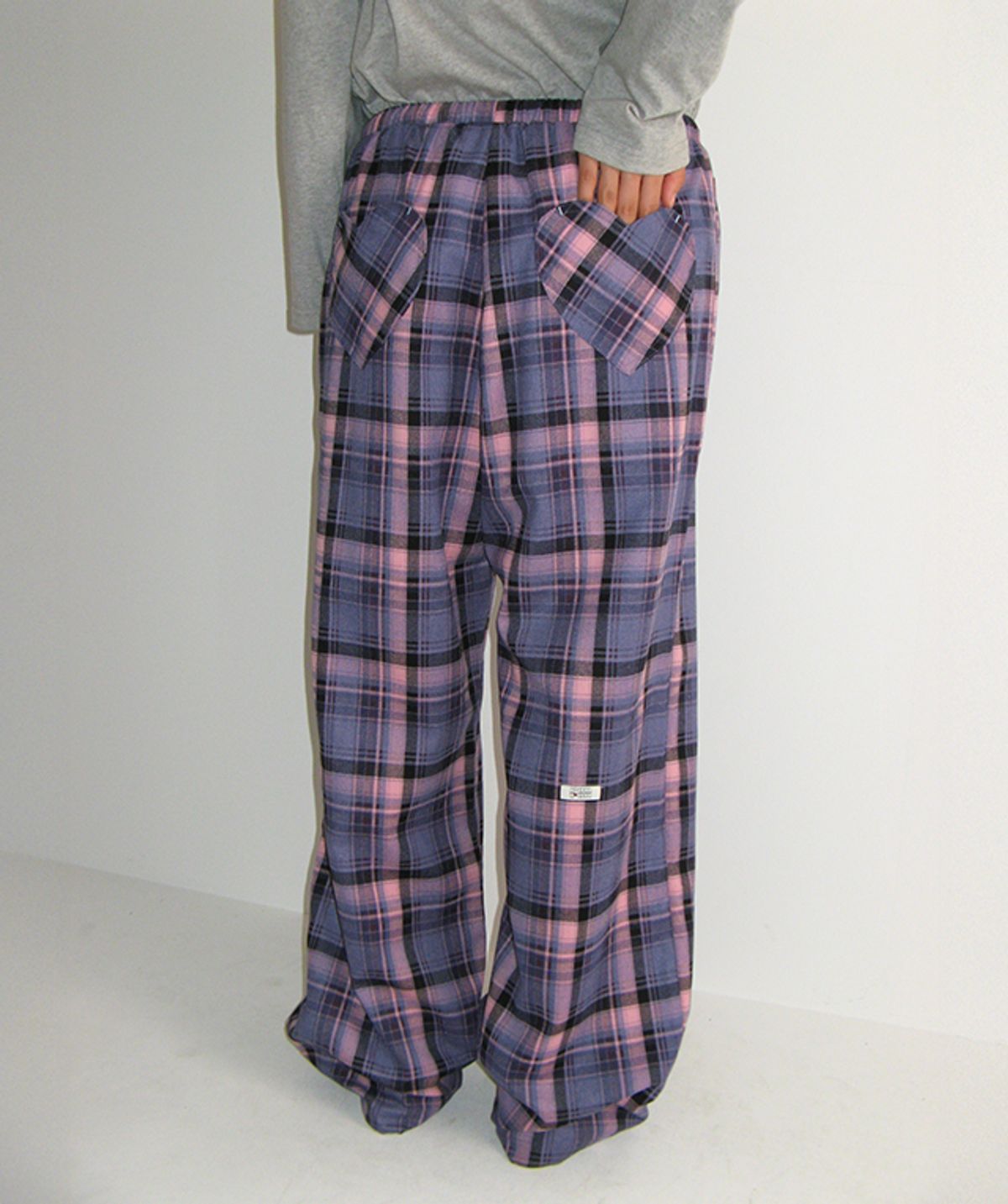 론론(RONRON) BACK HEART POCKET CHECK PANTS PURPLE
