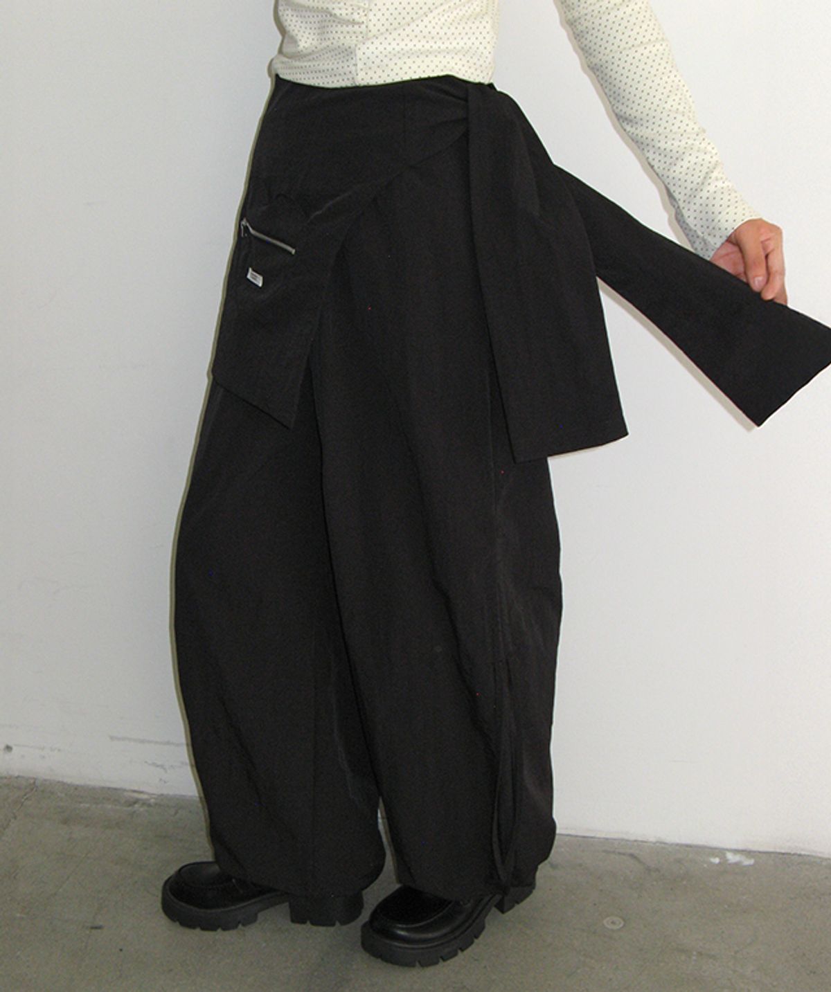 론론(RONRON) HEART ZIP POCKET WRAP PANTS BLACK