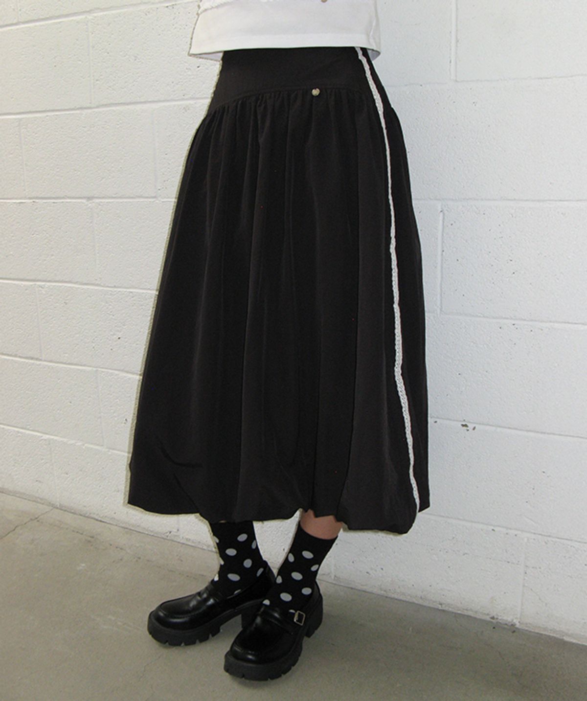 론론(RONRON) LACE TRIM SMOKED PUMPKIN MIDI SKIRT BLACK