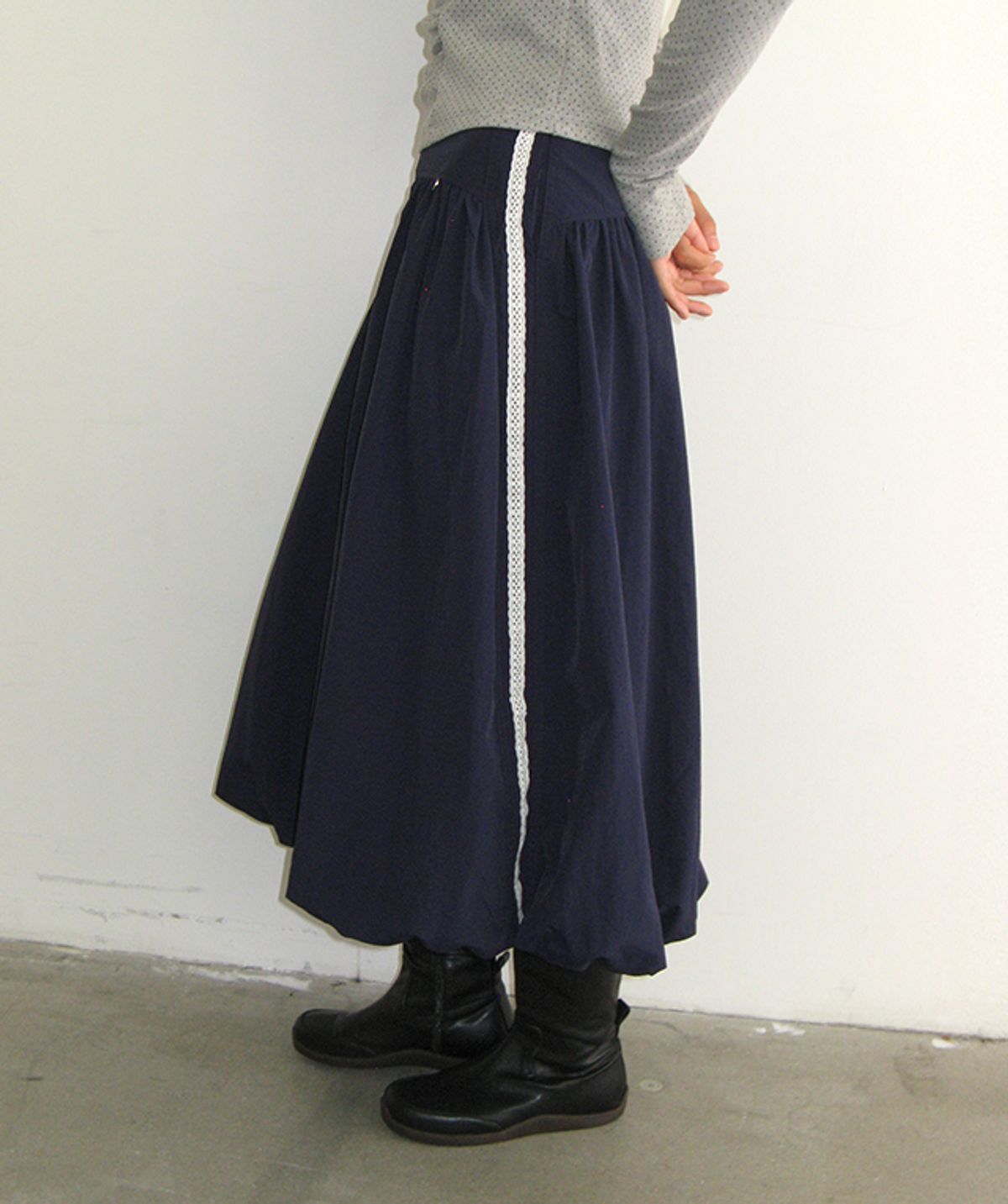 론론(RONRON) LACE TRIM SMOKED PUMPKIN MIDI SKIRT NAVY