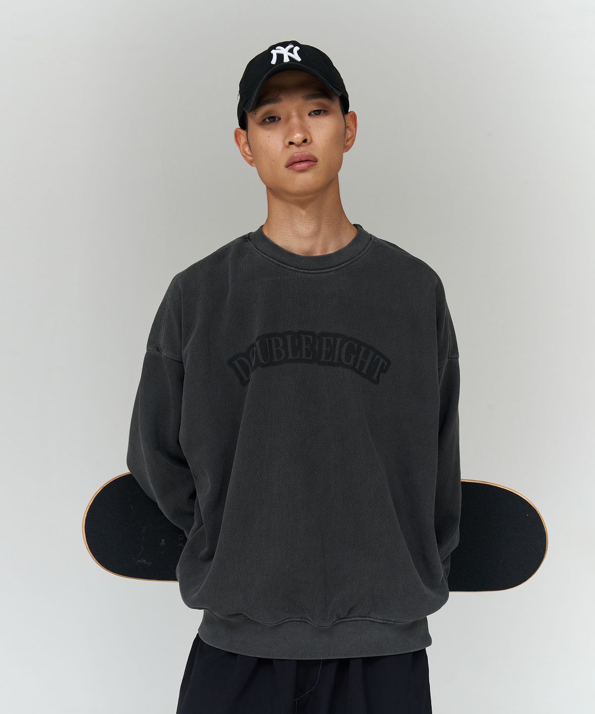 더블에잇(DOUBLE EIGHT) 스프레이로고 피그먼트 맨투맨 (차콜)