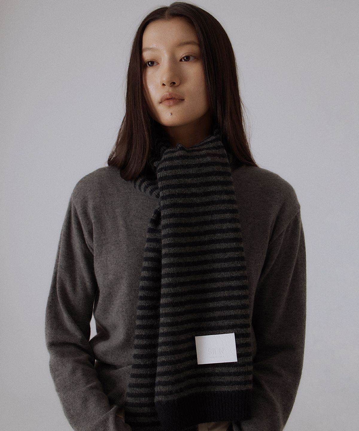 실른(SILN) Linea stripe knit muffler (CHARCOAL/BLACK)