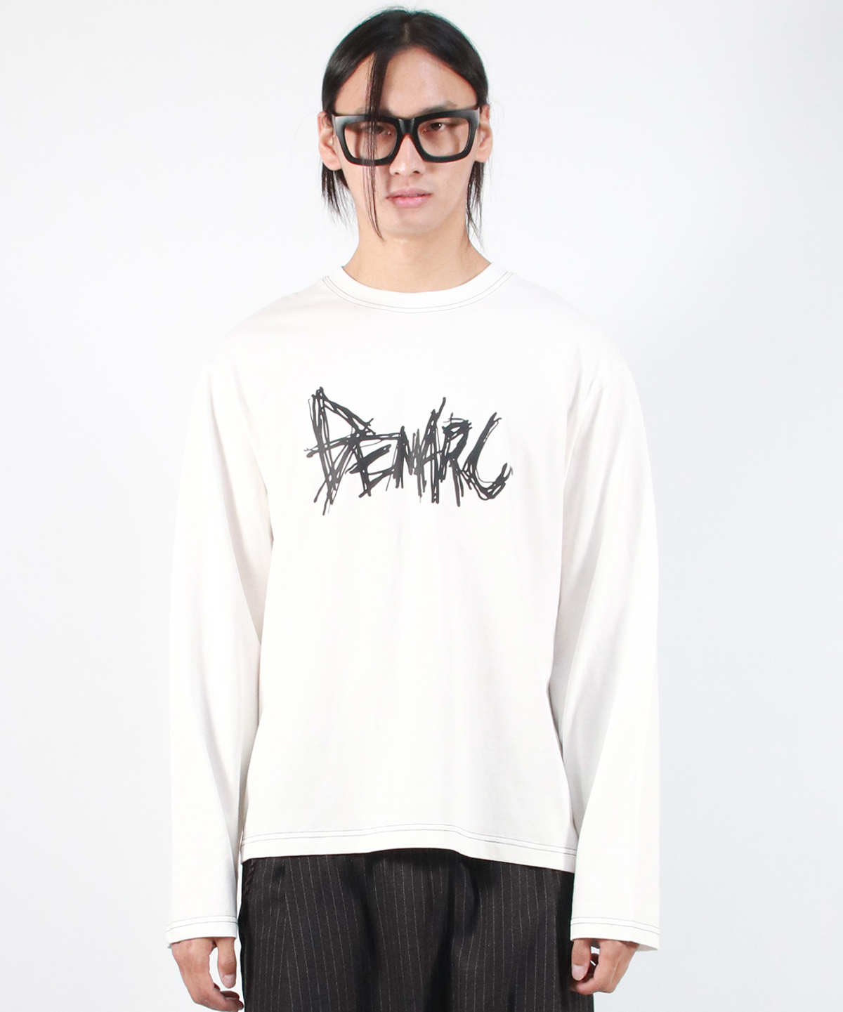 드마크(DEMARC) M GRAFFITI LOGO TEXT BOXY LONG SLEEVE - White