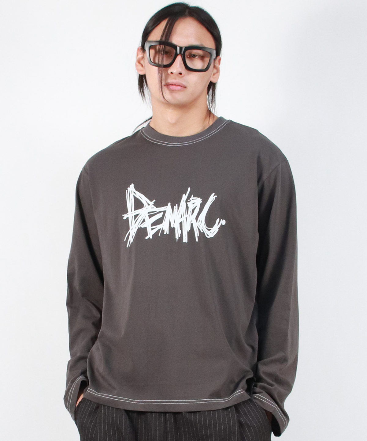 드마크(DEMARC) M GRAFFITI LOGO TEXT BOXY LONG SLEEVE - Charcoal