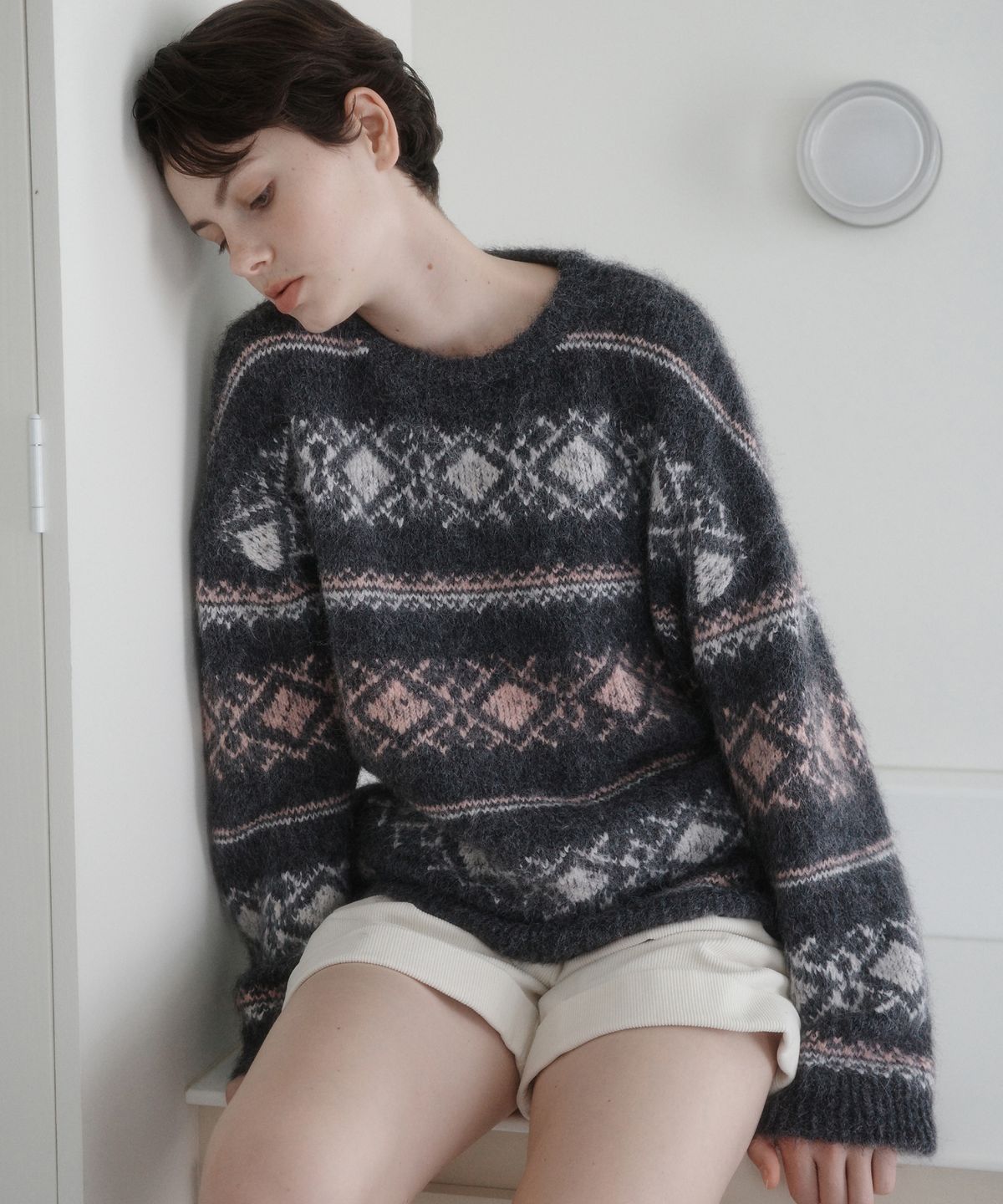 웬즈데이오아시스 포 우먼(WEDNESDAYOASISFORWOMEN) 스노우필드 라운드 니트_CHARCOAL(WC25-KN75)