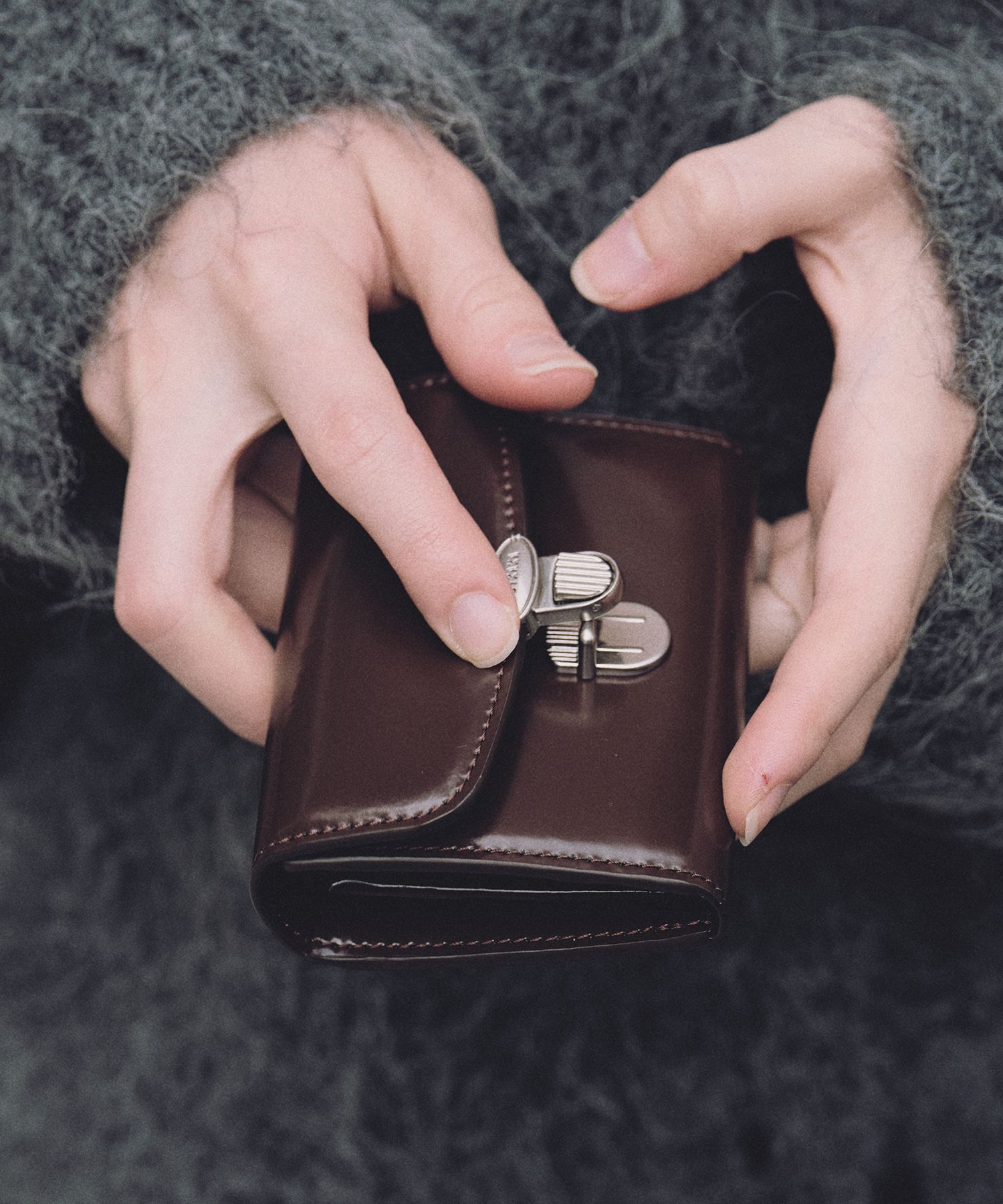 MUSINSA公式 | OSTKAKA クラスプ 財布 ダークブラウン