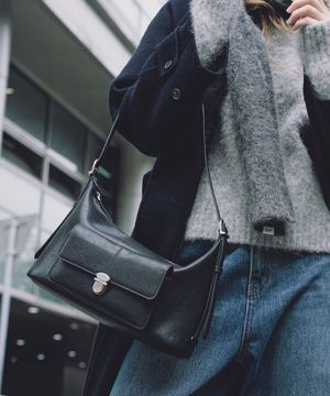 클라스프 포켓 숄더 블랙