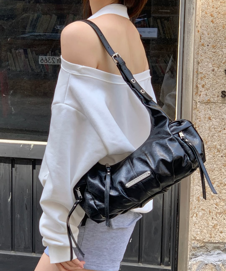 럽레리 크랙 레더 카고 숄더백 (black)
