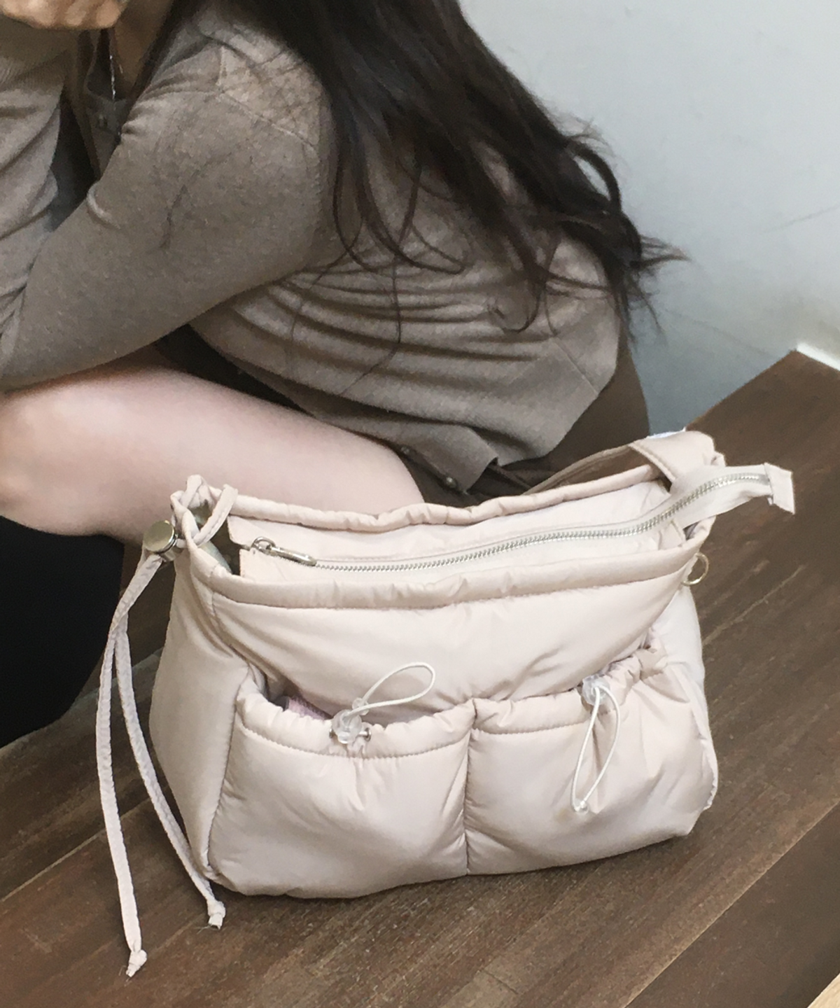 아이띵소(ITHINKSO) TIDY SHOULDER X CROSS PUFFY 타이디 숄더 X 크로스 퍼피
