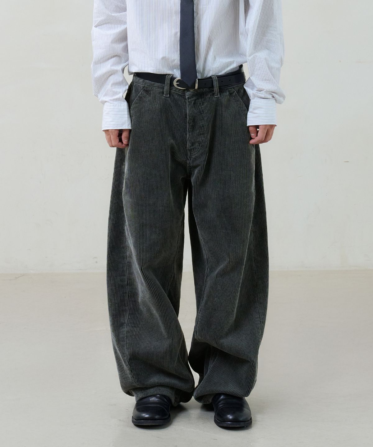 노운(NOUN) balanced corduroy pants (charcoal)
