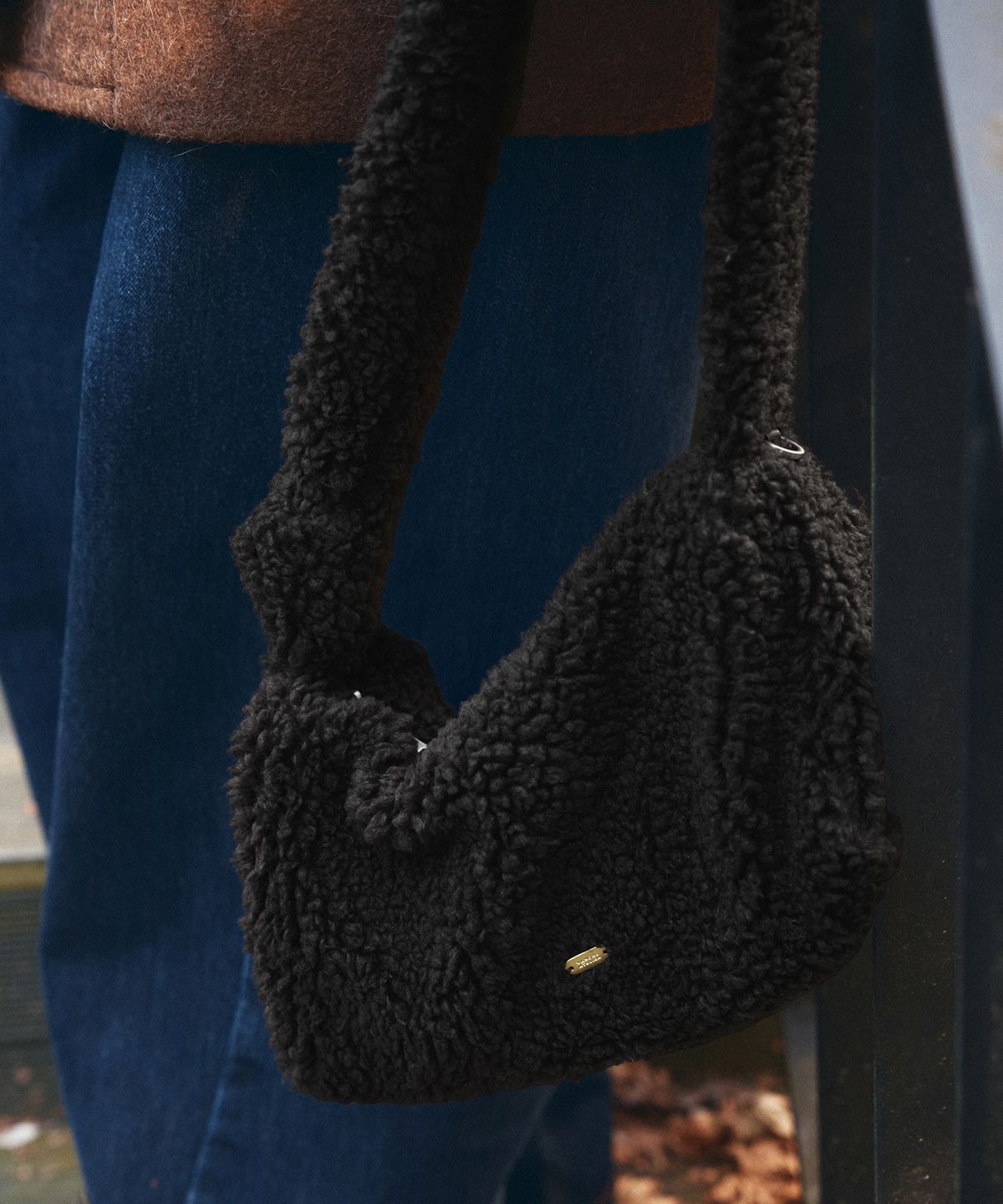 반원 아틀리에(VANONE ATELIER) B3019 양털 스퀘어백_Black