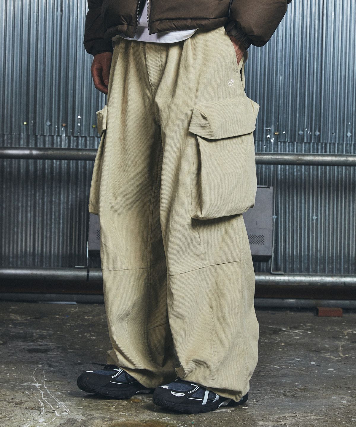 칼라파타르(KALAPATTHAR) WIDE CORDUROY BELTED CARGO POCKET PANTS - BEIGE