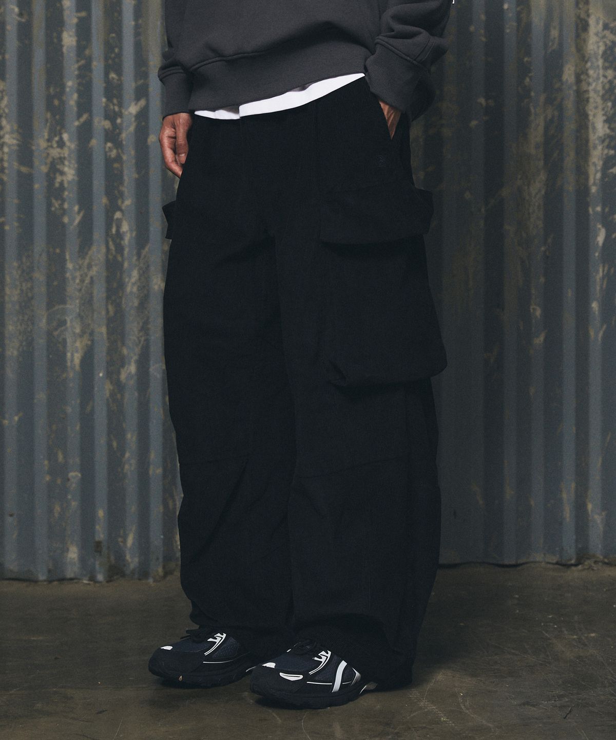 칼라파타르(KALAPATTHAR) WIDE CORDUROY BELTED CARGO POCKET PANTS - BLACK