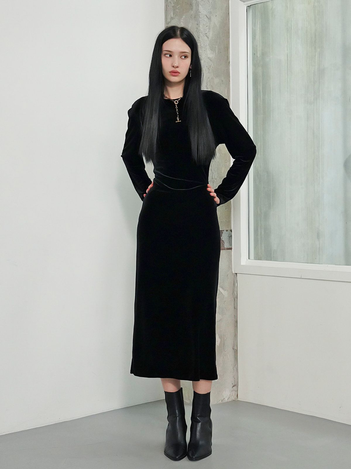 뮤즈바이로즈(MUSE BY ROSE) 베르 VERE 벨벳 H-라인 미디 드레스 (BLACK)
