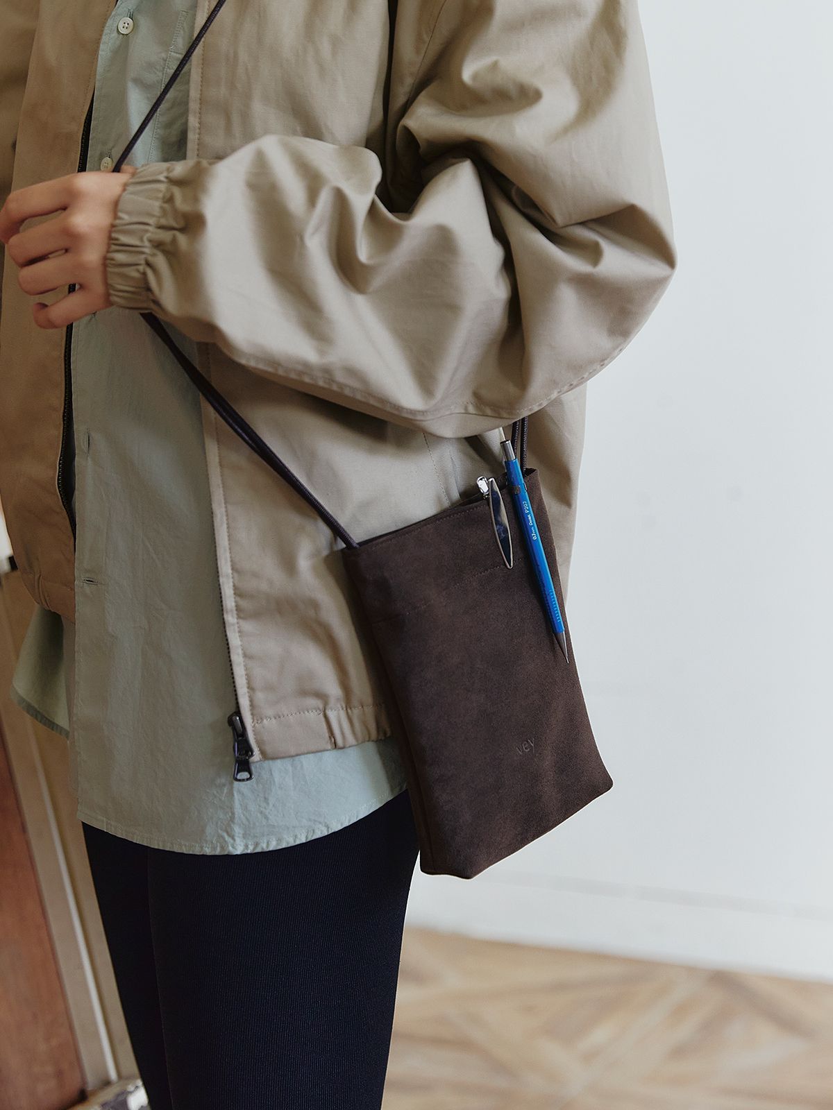 베이(VEY) Suede Pocket Bag (KhakiBrown)