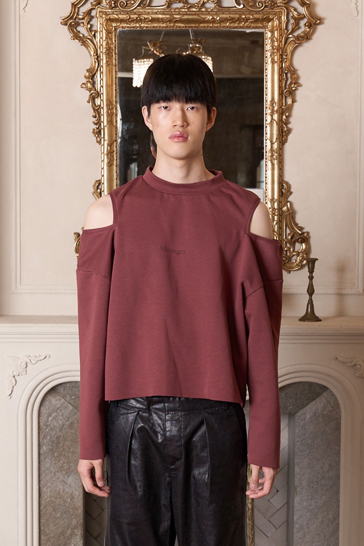 뭉제르(MOONGER) Paris 1 Cropped Fit Sweatshirt