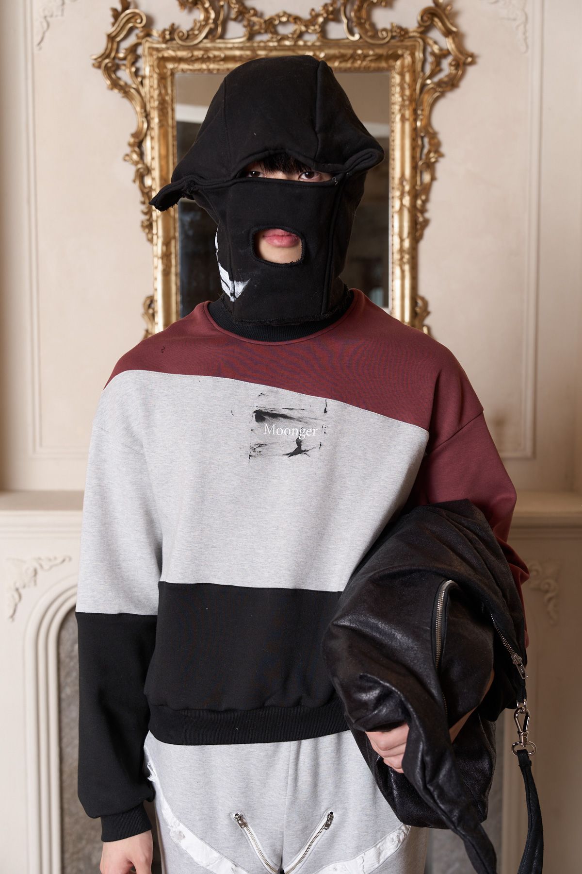 뭉제르(MOONGER) Paris 4 Cropped Fit Sweatshirt