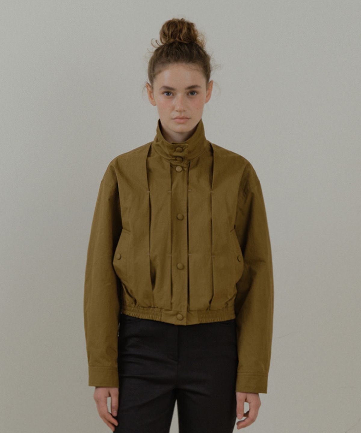 뮈르뮈르(MURMURE) 카인 핀턱 하이넥 크롭 블루종_Kain Blouson Jacket
