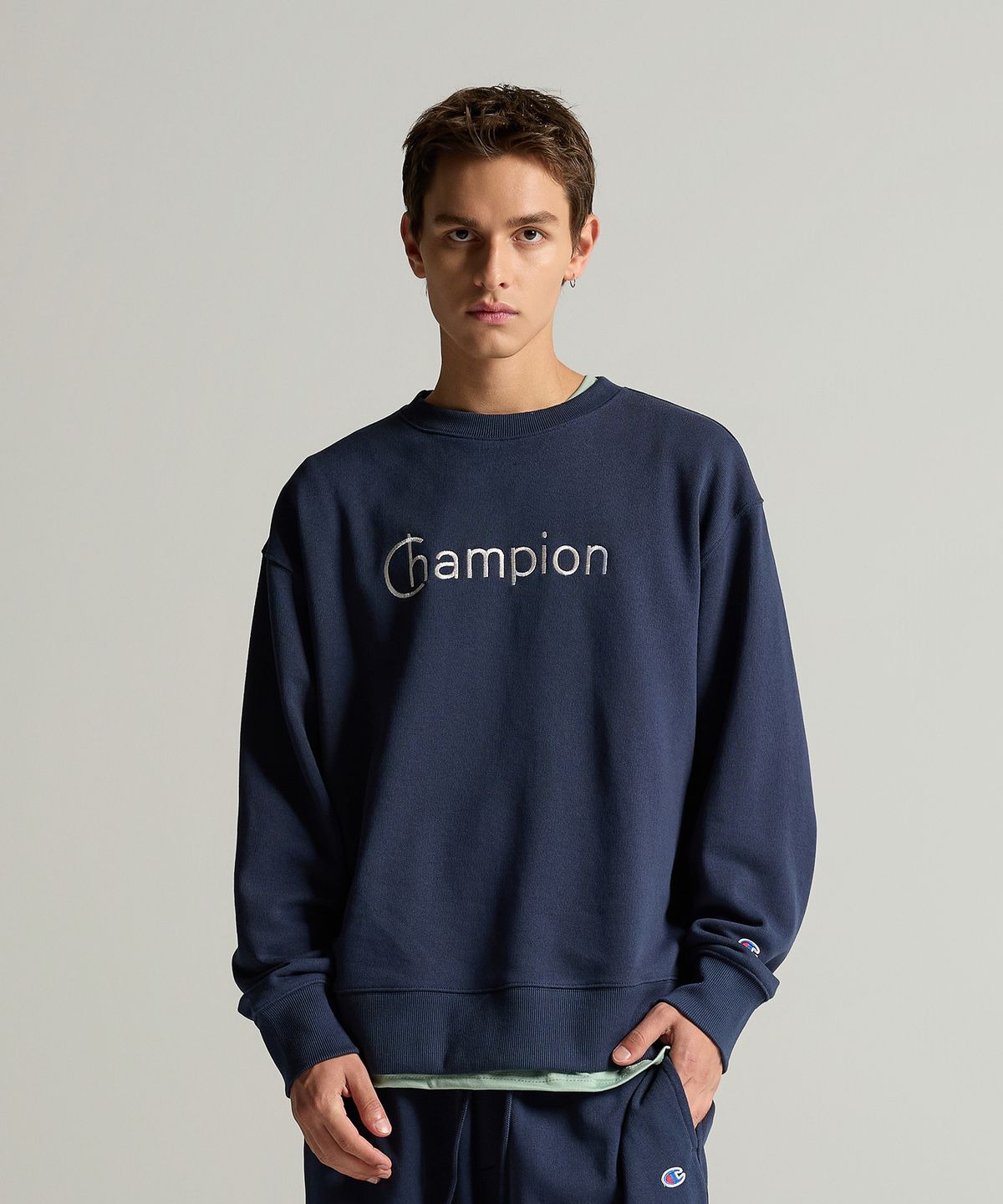 챔피온(CHAMPION) 그래픽 로고 루즈핏 스웨트셔츠 Navy