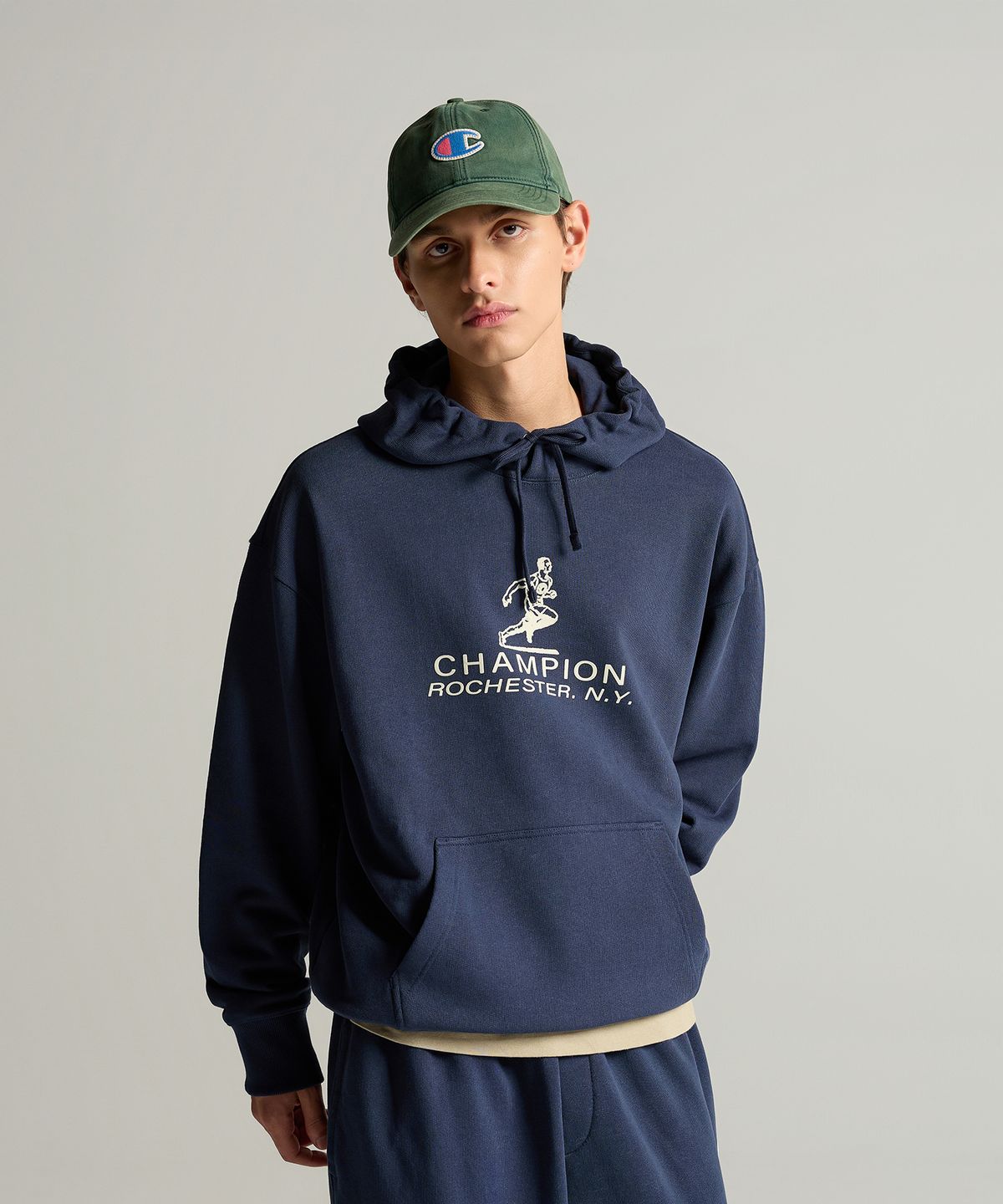 챔피온(CHAMPION) 그래픽 로고 루즈핏 후드 티셔츠 Navy