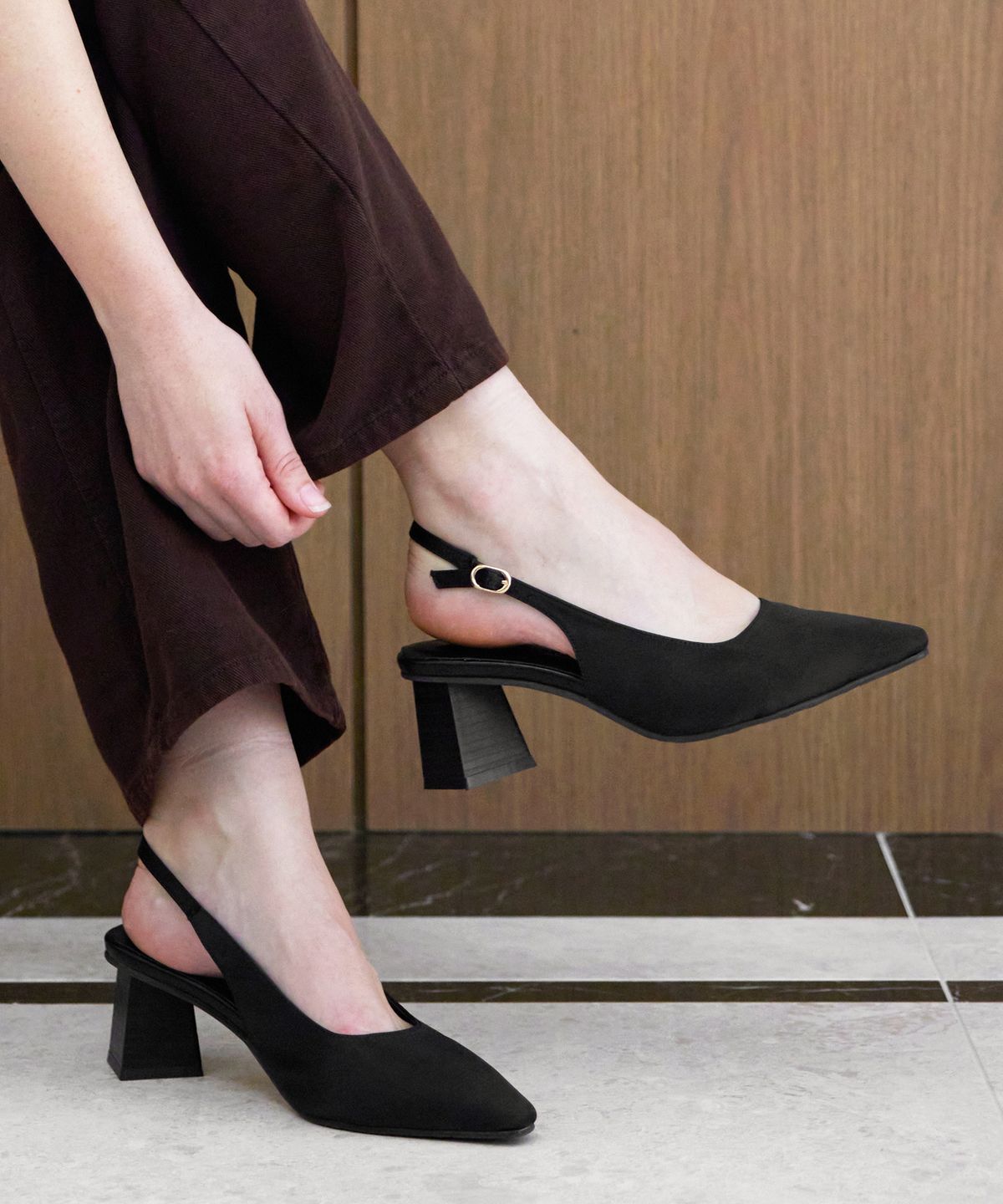 세스띠(CESTI) 실키 블록 슬링백 (BLACK)