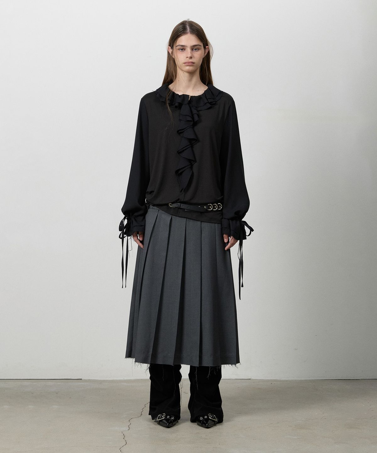 쓰리투에이티(THREE TO EIGHTY) CUT HEM BELT PLEATS SKIRT CHARCOAL